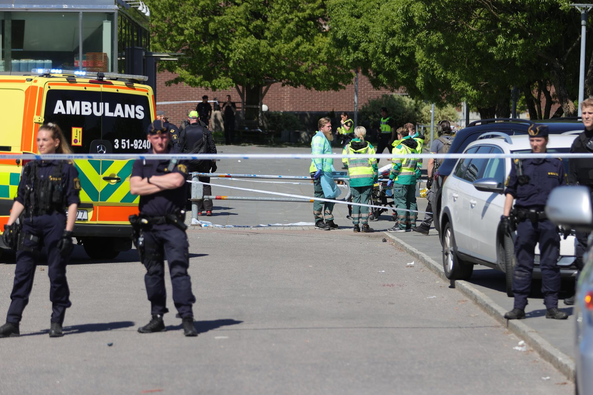 Polis på plats efter skottlossningen i Hjällbo i slutet på maj. Arkivbild.
