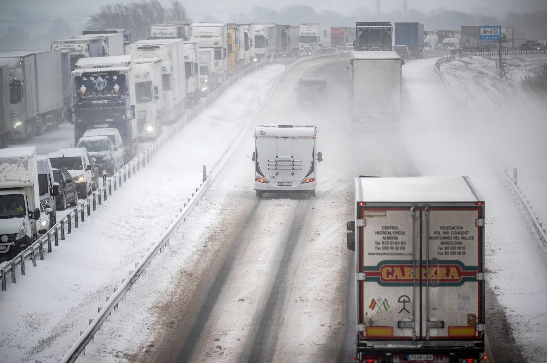 Snösmockan slog till tidigt i morse – och kaos utbröt strax efer i trafiken.
