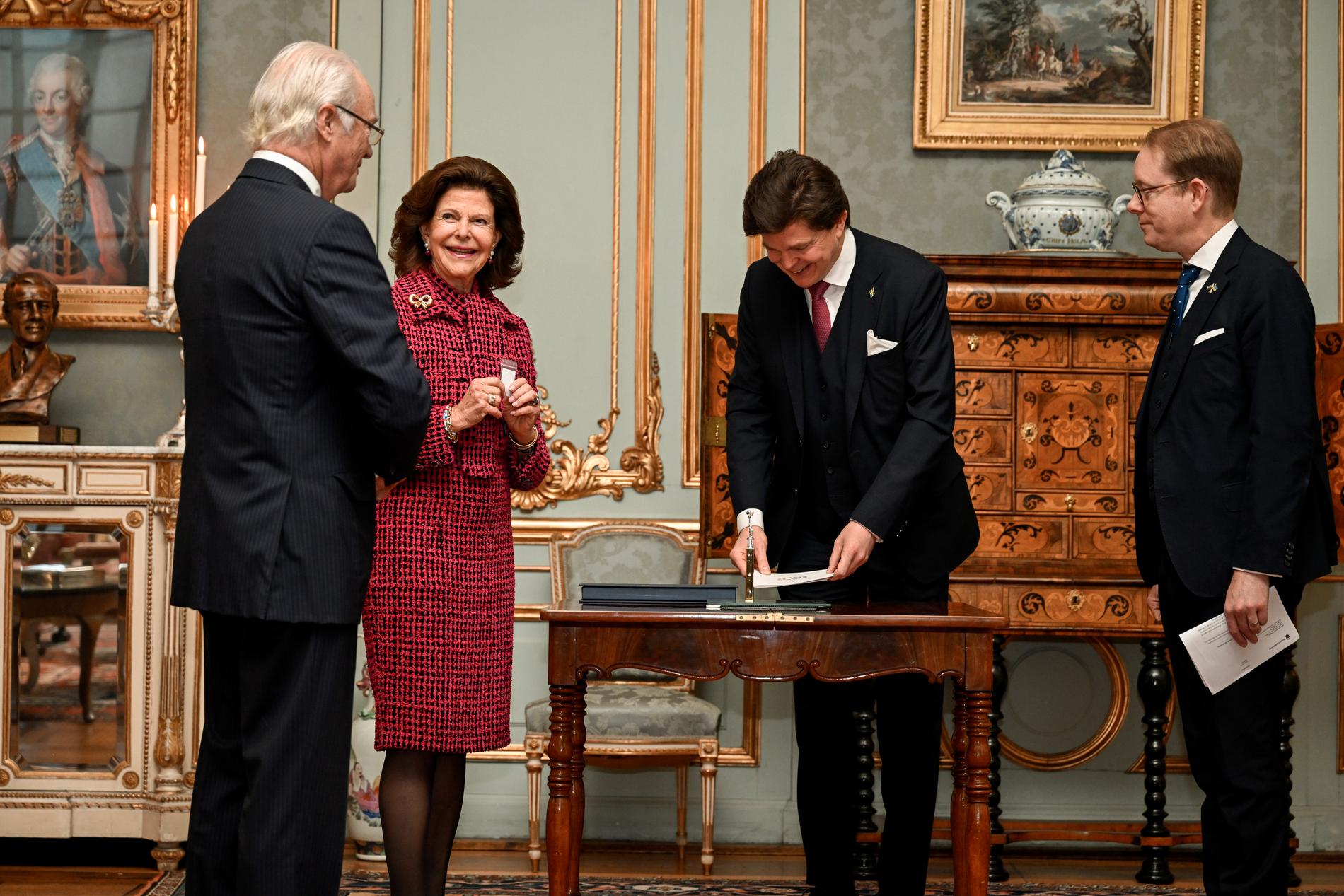 Drottningen fick en gåva från riksdagen och regeringen – en unik version av konstverket Queen’s Gambit.