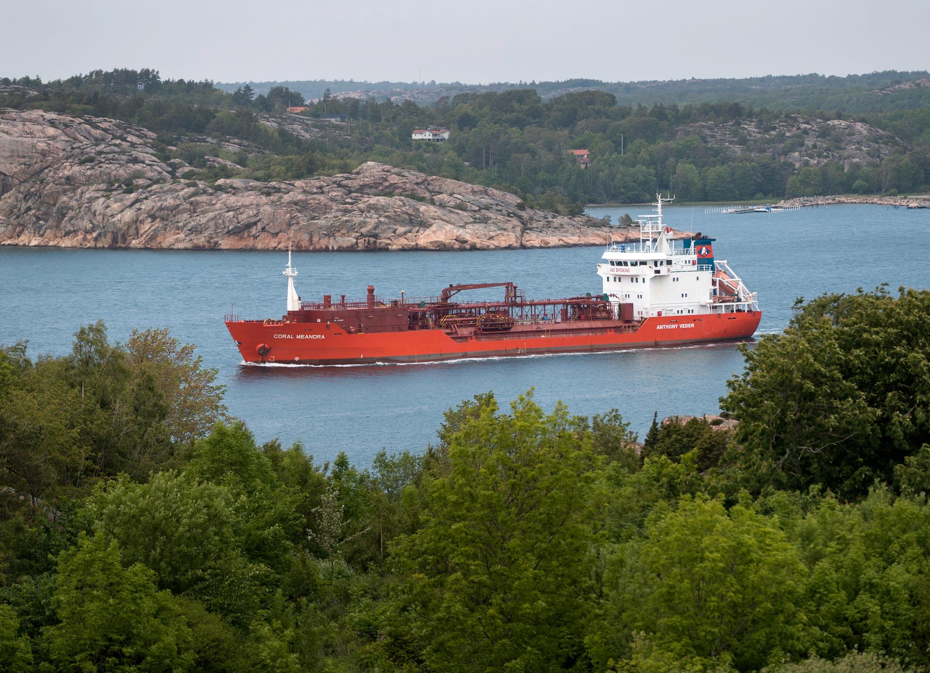 Preemraff ligger vid Brofjorden, norr om Lysekil och innanför Bohus Malmön. Tankfartyg med råolja på omkring 400 000 ton kan tas in i hamnen. Här ses ett mindre fartyg, på väg ut mot havet med produkter från raffinaderiet.