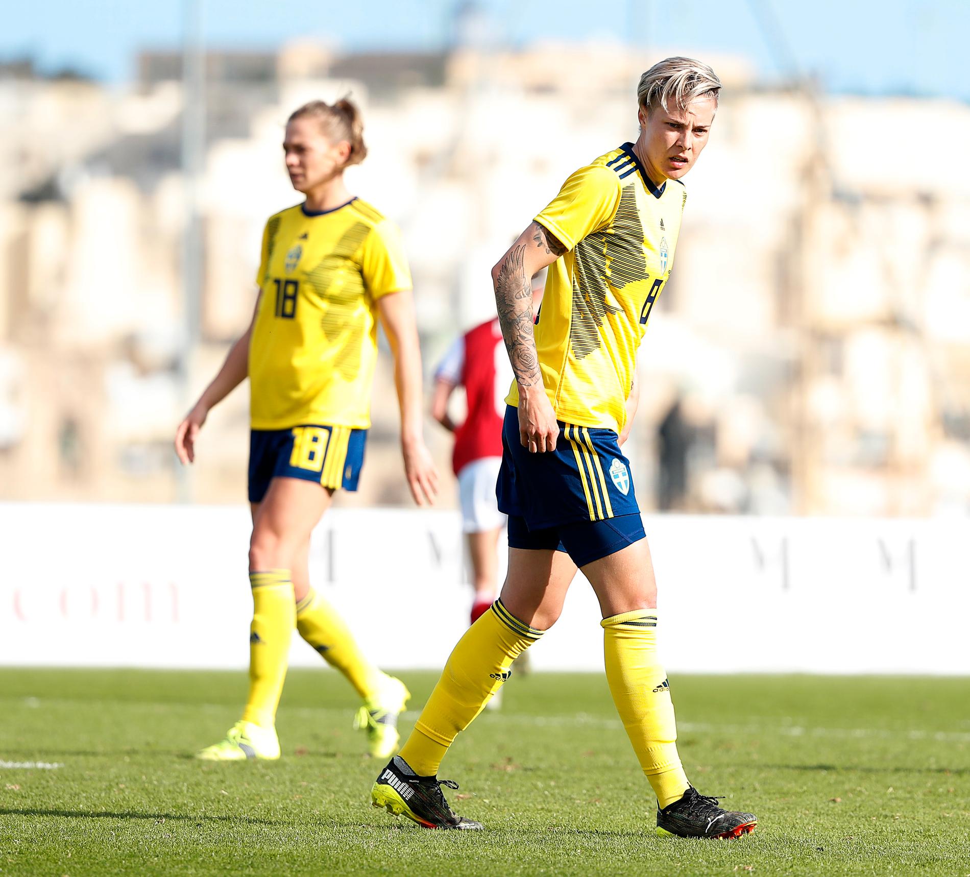 Lina Hurtig, till höger, och Fridolina Rolfö, i bakgrunden, är två spelare som har fått testa spel på ovana positioner den senaste tiden. Arkivbild.