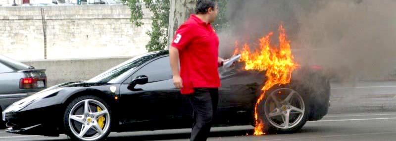 En Ferrari 458 Italia som fattat eld i Paris. Foto: Scanpix