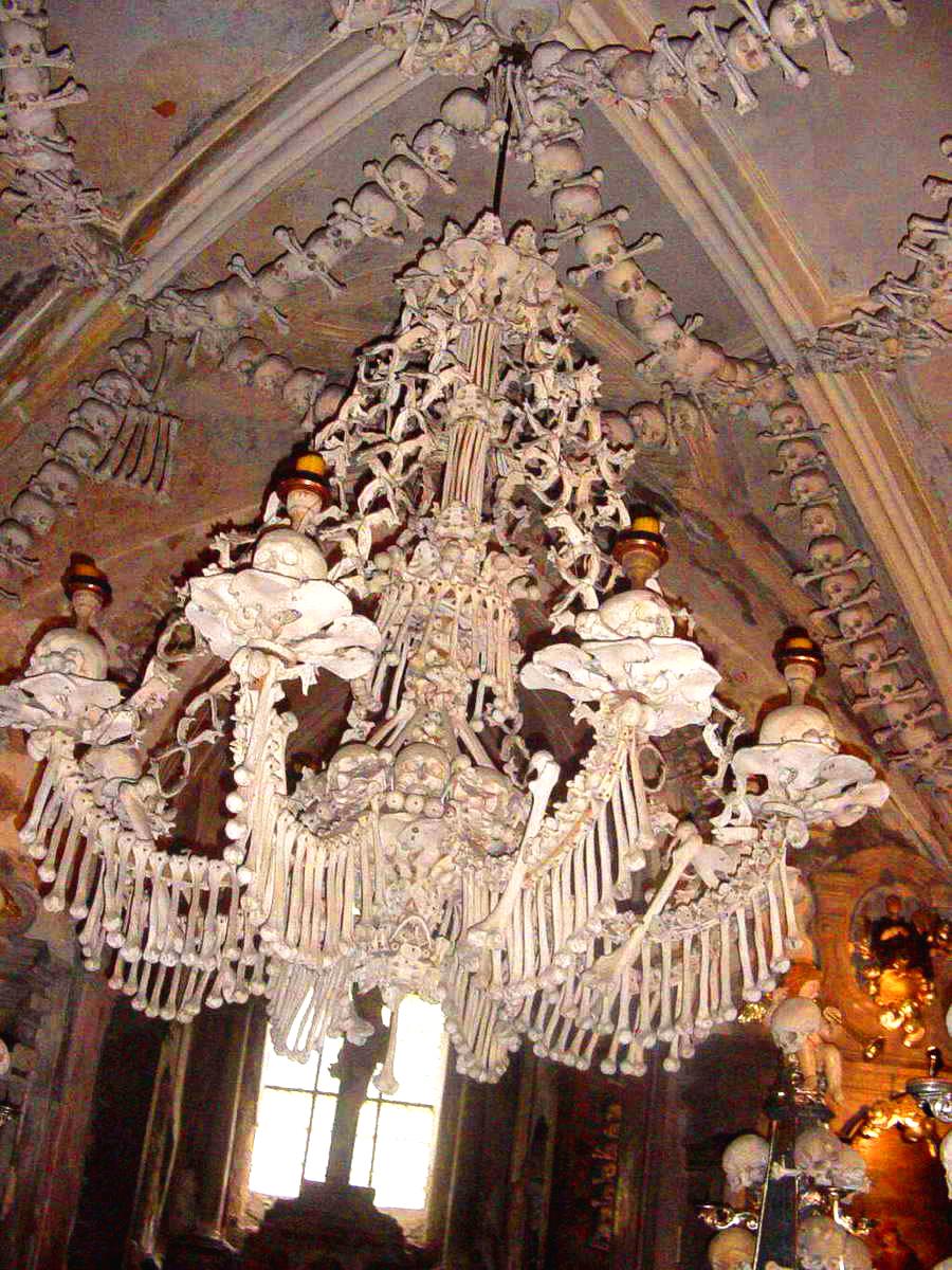 Benkronan i tjeckiska Sedlec hänger mitt i kapellet.