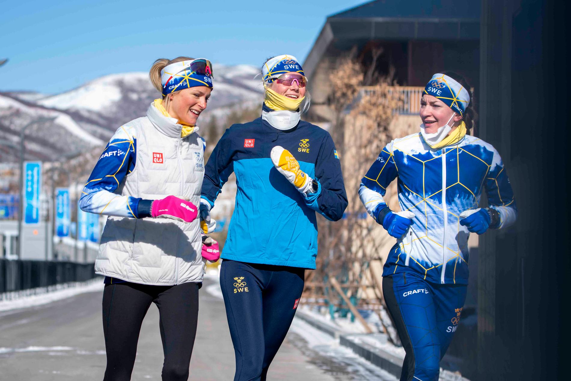 Frida Karlsson (till vänster) och Maja Dahlquist (mitten) tillsammans med Moa Olsson i OS-byn i Peking i vintras. Arkivbild.
