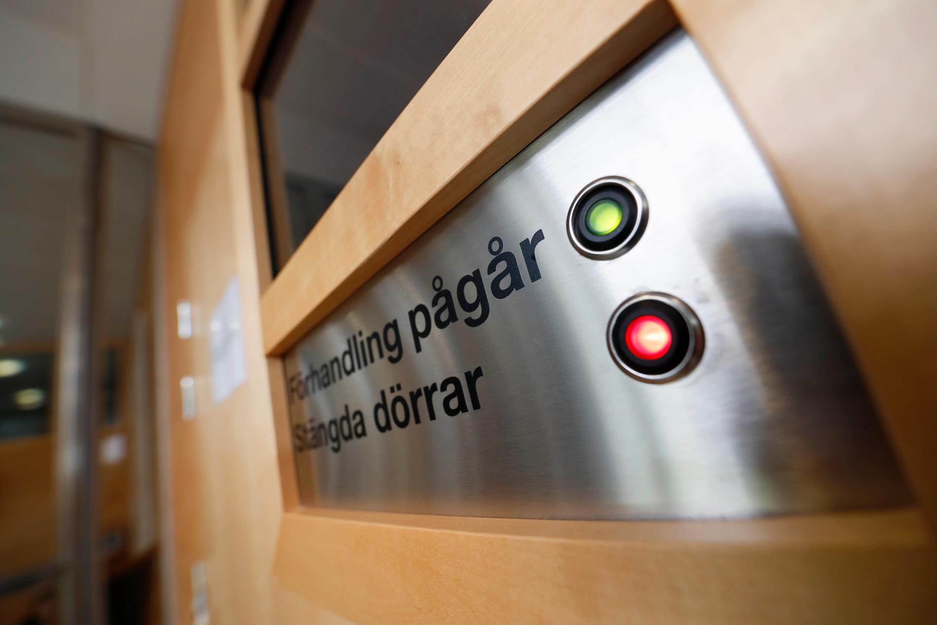 Häktningsförhandlingen hölls bakom stängda dörrar i sal 3 i Linköpings tingsrätt.