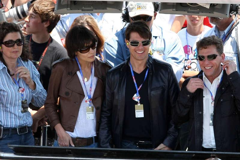 Till höger om Katie Holmes och Tom Cruise står David Miscavige, en mycket inflytelserik person inom scientologerna. Enligt författaren Andrew Morton rapporterade anställda hos paret allt Katie gjorde till Miscavige. Bilden är tagen 2008.