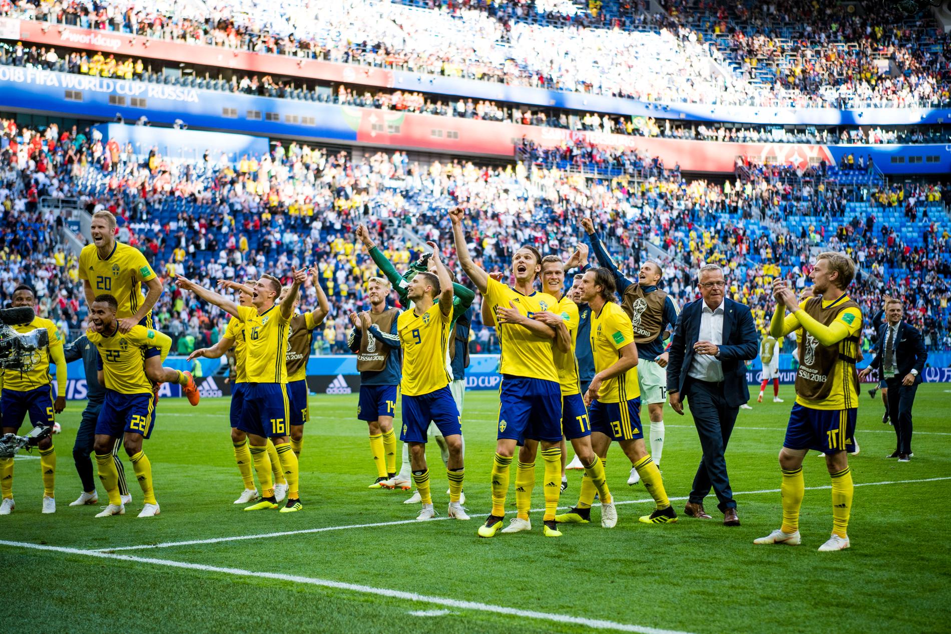 Svenska herrlandslaget i fotboll efter vinsten mot Schweiz.