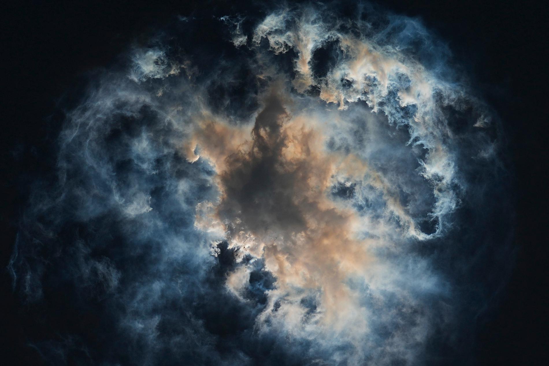 Ett stort rökmoln bildas när bärraketen separeras från Space X:s Starship.