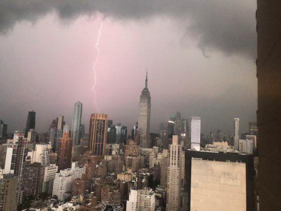 Det dröjer inte länge från att de svarta molnen dyker upp i New York tills att blixtarna börjar slå ner i skyskraporna.