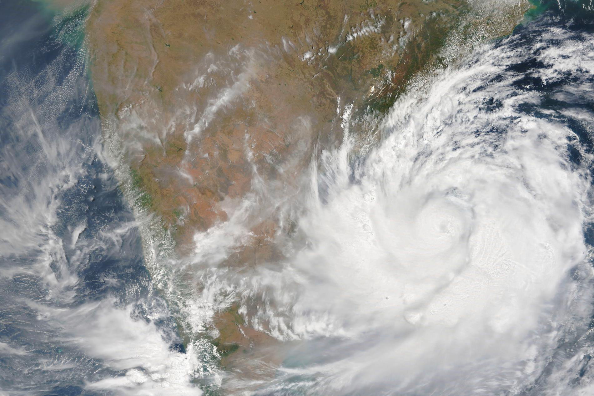Cyklonen Fani rör sig mot Indien, här på satellitbild.