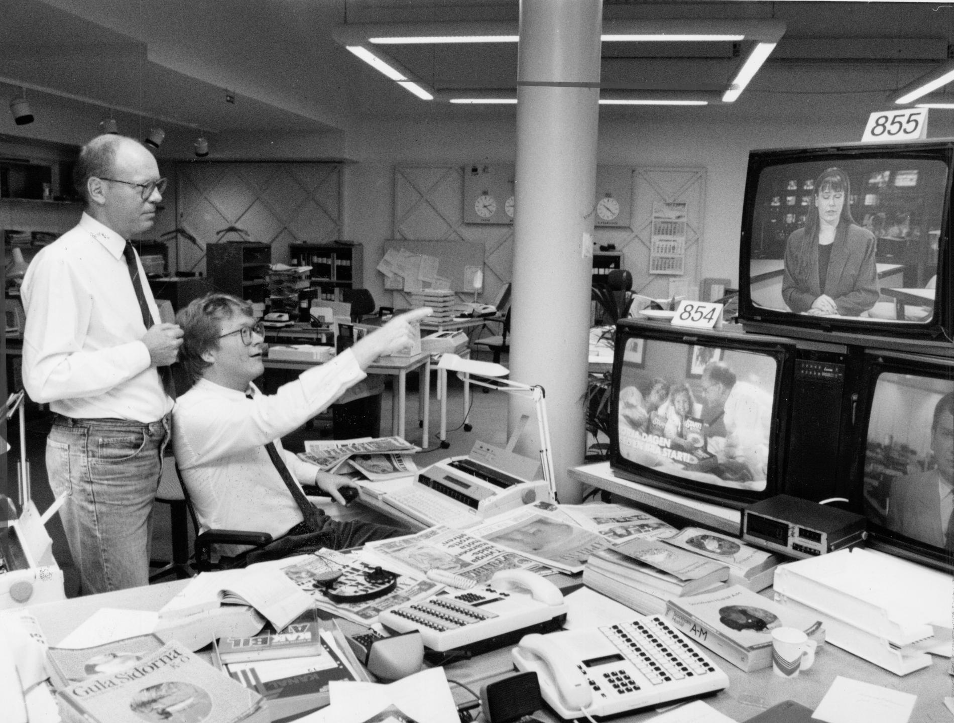 ”Aktuellt” i SVT:s Mats Hådell och Lars Adaktusson ser premiärsändningen av nyheterna på TV4 1990 och ger Lotta Mossberg beröm. 