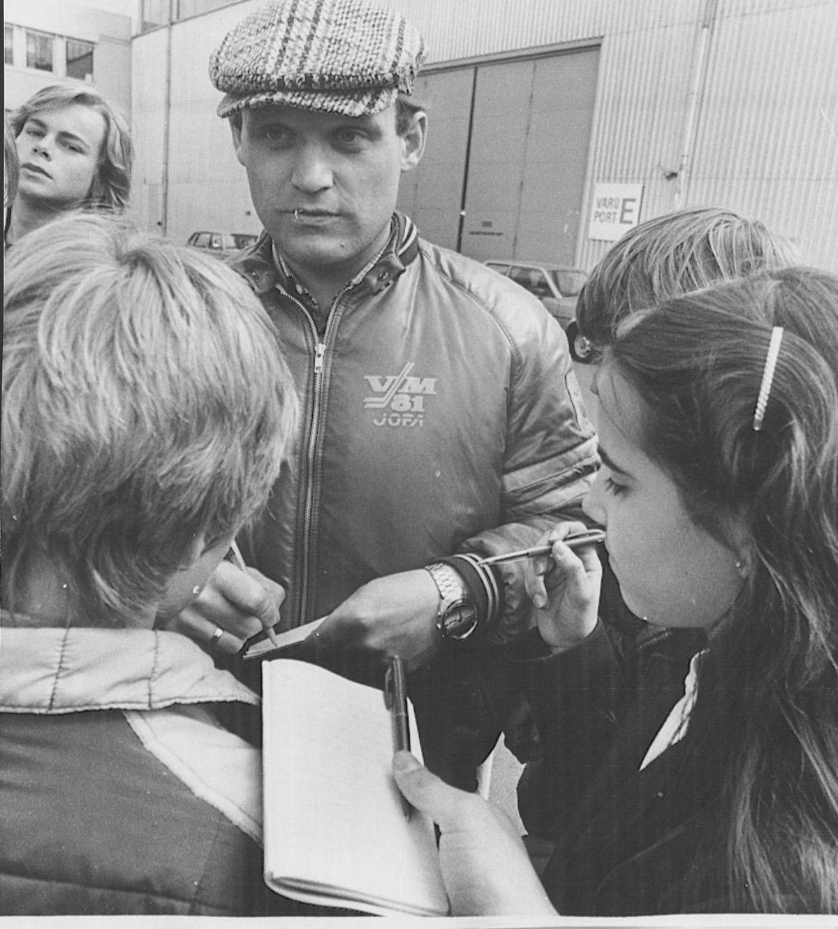 Vladimir Petrov skriver autografer under VM i Göteborg 1981.