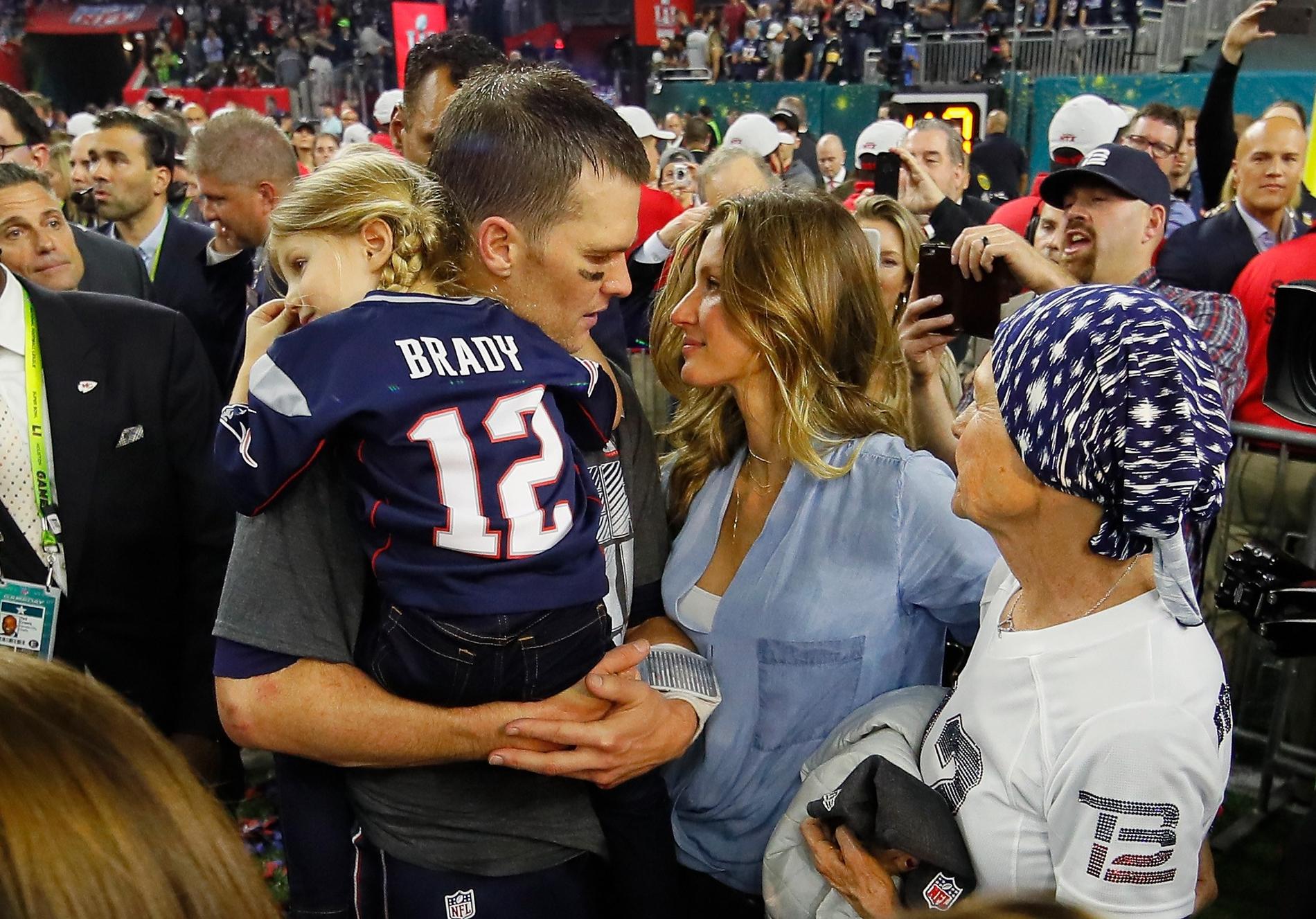 Tom Brady firade segern med sin familj, frun Gisele Bundchen och dottern Vivian Brady, och tillägnade segern sin sjuka mamma (längst till höger).
