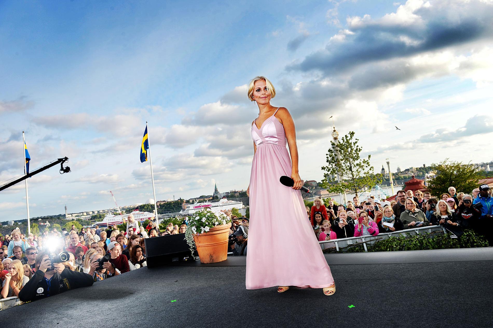 Petra Marklunds premiär som allsångsledare på Skansen 24 juni 2014.