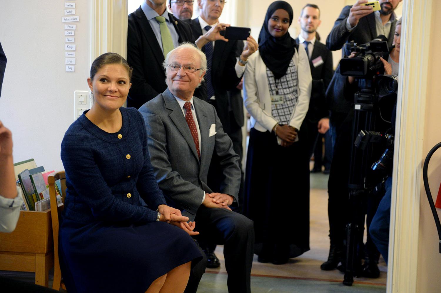 Kronprinsessan Victoria och kungen hade även ett besök i en SFI-klass – svenska för invandrare – på agendan.