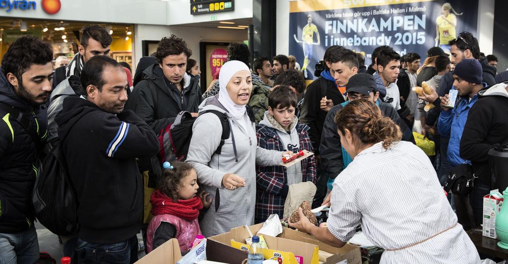 Flyktingar får mat och dryck på Malmö Centralstation i september 2015.