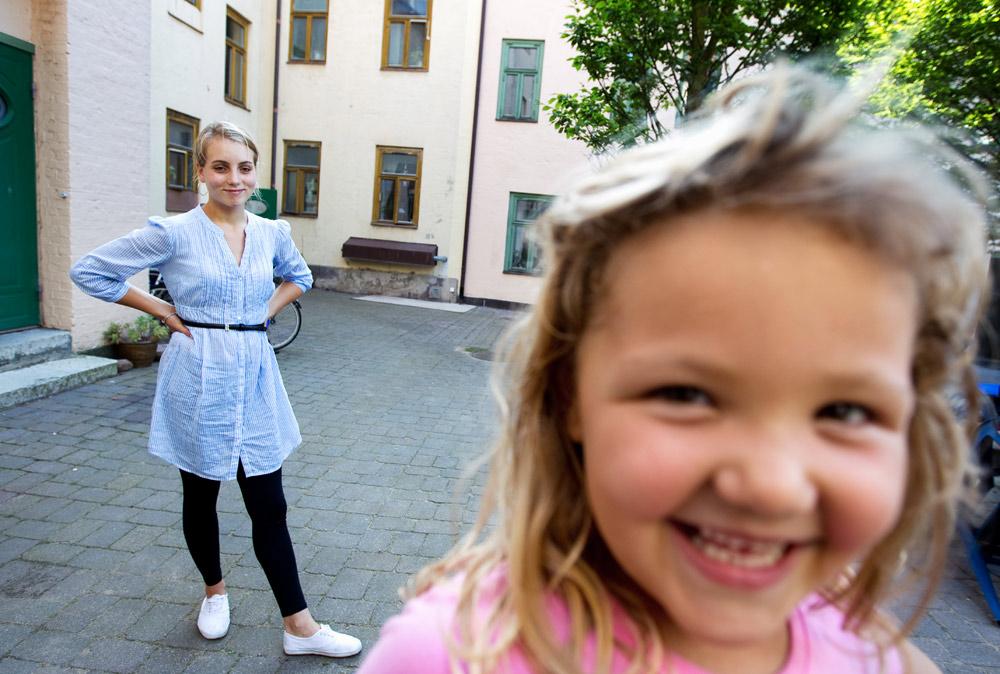VILL BLI BRANDMAN ”Även en grå liten mus kan göra skillnad” säger Carolina Sandell, 24, Svenska Hjältars Skyddsängel 2012. Men i dag är hon allt annat än en grå liten mus – hon är en stolt och äventyrslysten ung kvinna, som drömmer om att bli brandman eller röjdykare.