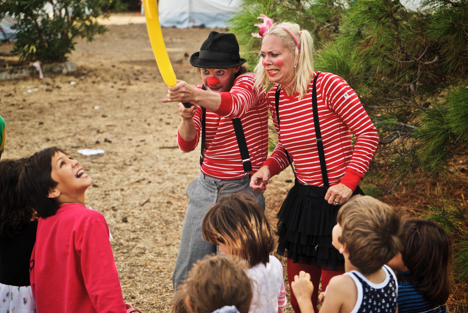 Michael Jonsson och Desiree Holmqvist uppträder för barn på Lesbos.