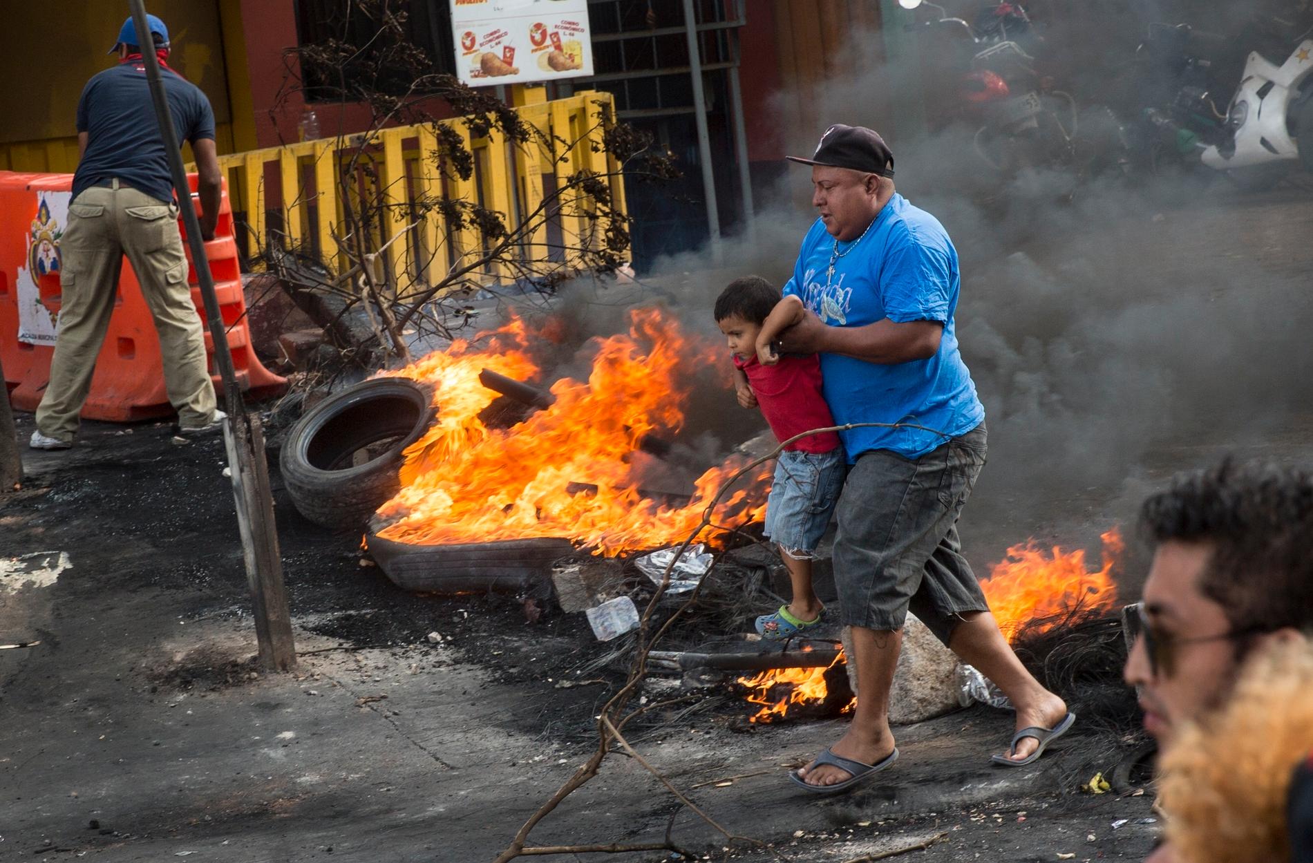 Anhängare vänsterpolitikern och tv-stjärnan Nasralla blockerade vägar och tände eld på bildäck i huvudstaden Tegucigalpa.