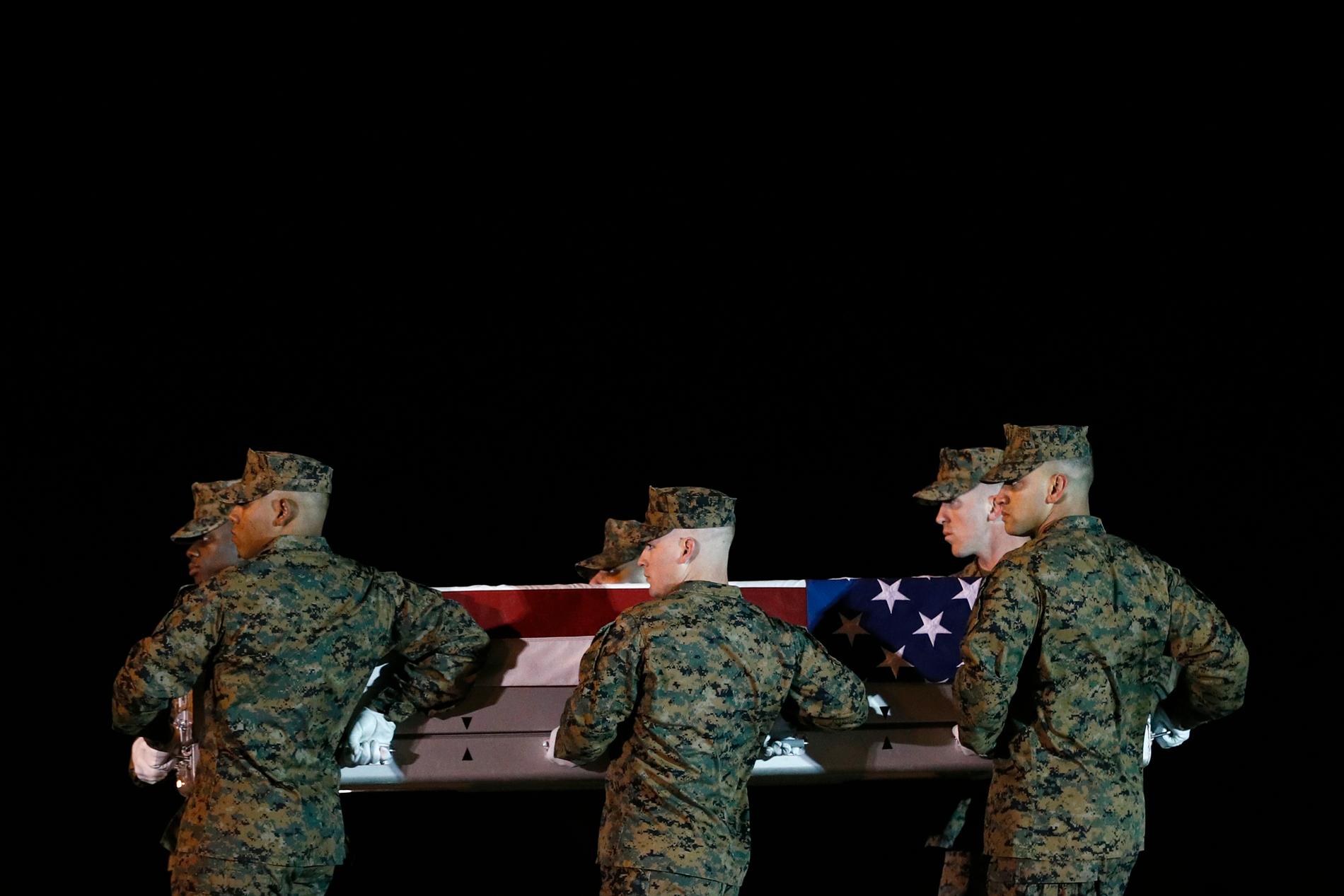 En dödad amerikansk marinkårssoldat förs till sin hemfärd av sina kollegor. Kriget i Afghanistan, som pågått sedan 2001, är USA:s längsta. Arkivbild.