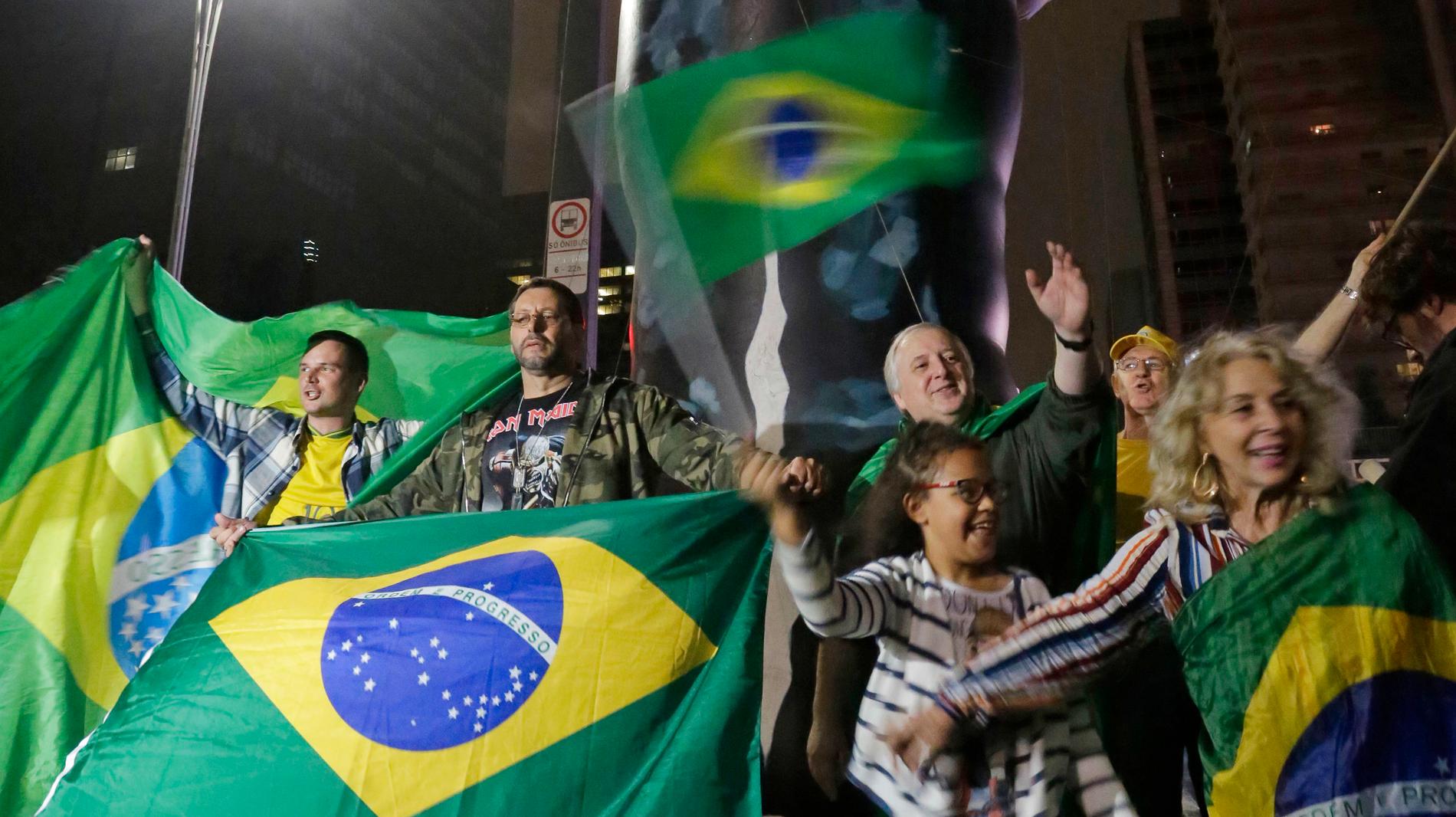 Anhängare till Jair Bolsonaro firar på Avenida Paulista i São Paulo efter segern i första omgången i söndags.