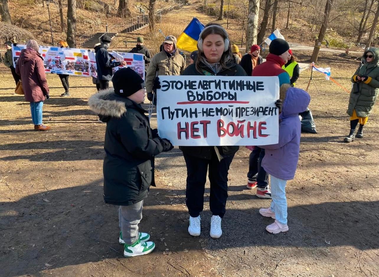 Irina Filatova med sina två barn utanför Rysslands ambassad.