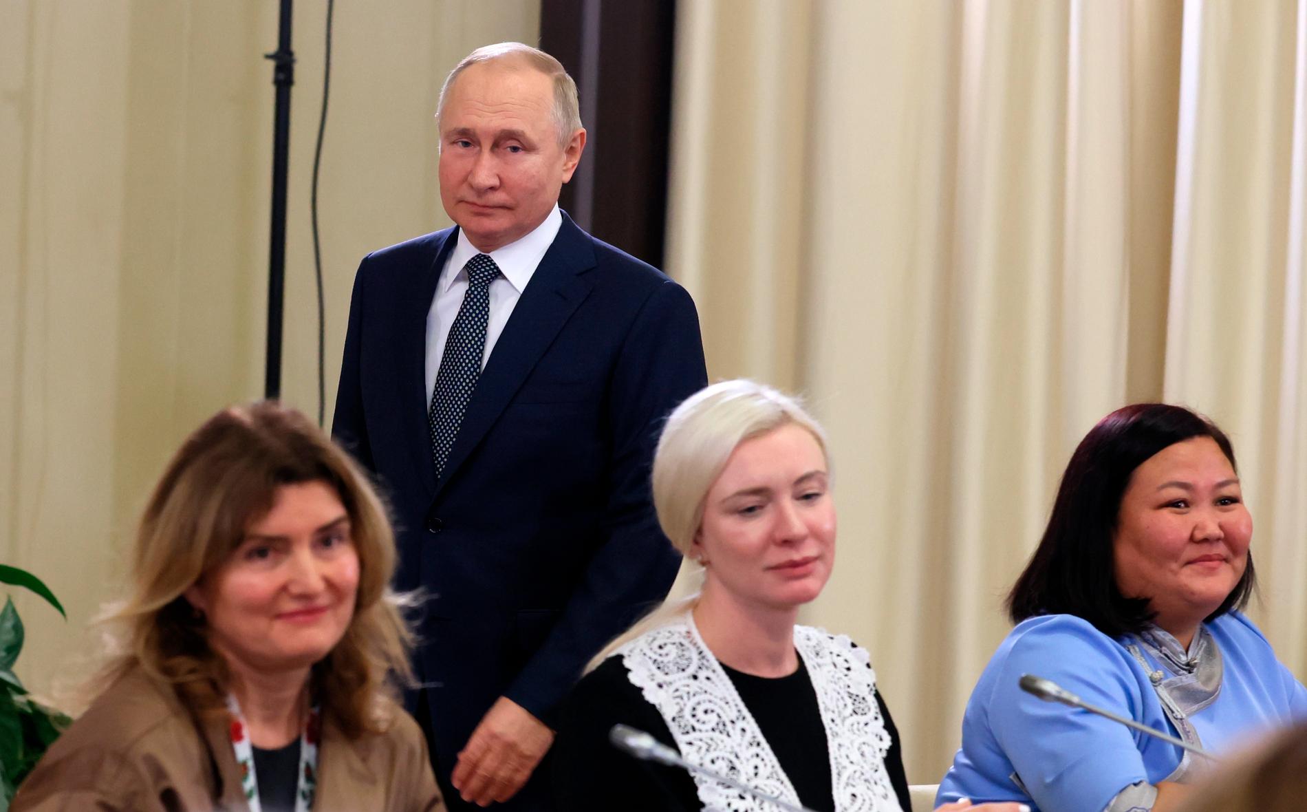 Vladimir Putin mötte 18 kvinnor, som presenterades som soldatmödrar.