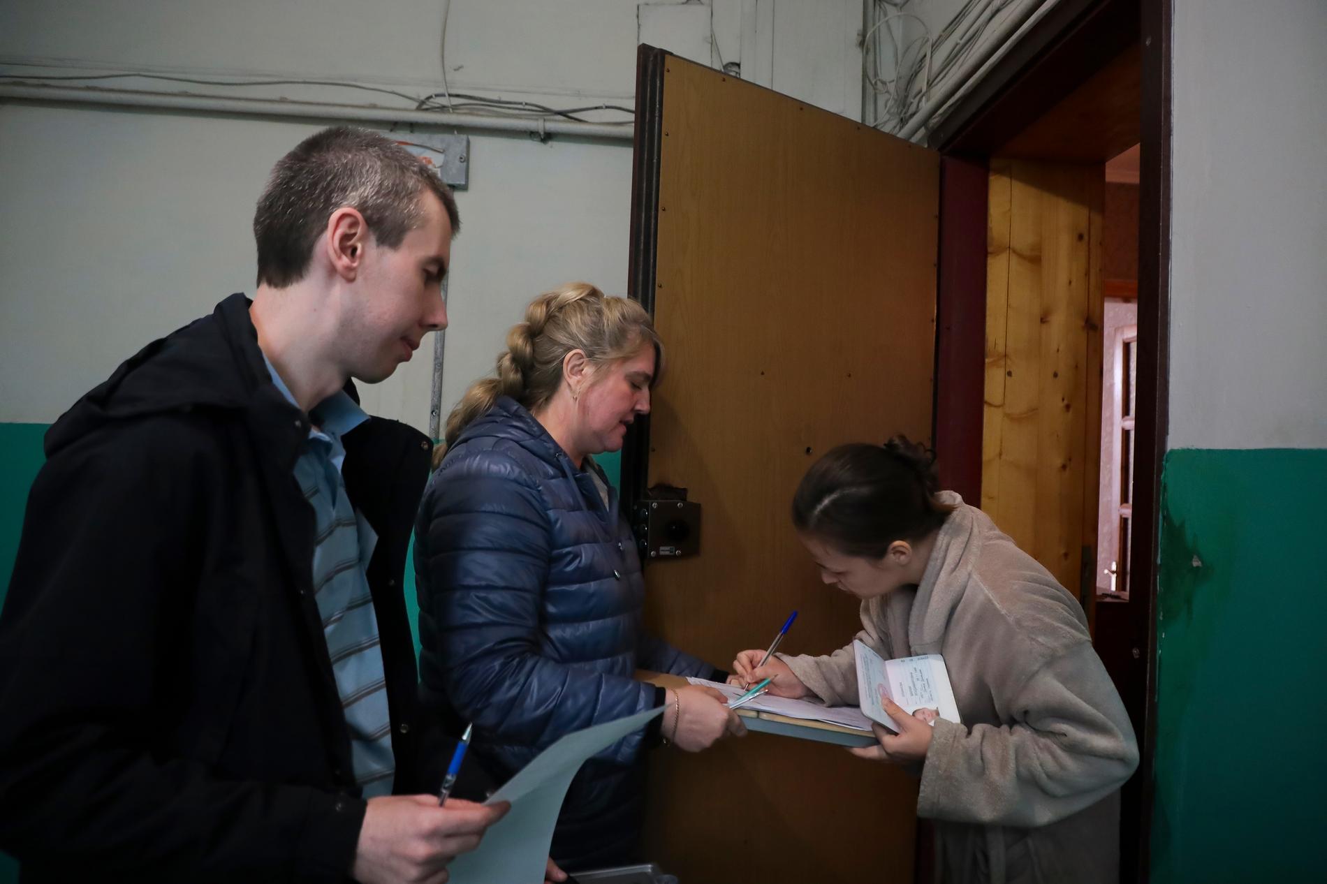 Medlemmar ur ockupationsstyrets valkommission gjorde hembesök för att få människor att rösta i de riggade valen. Bild från Mariupol i Donetsk.