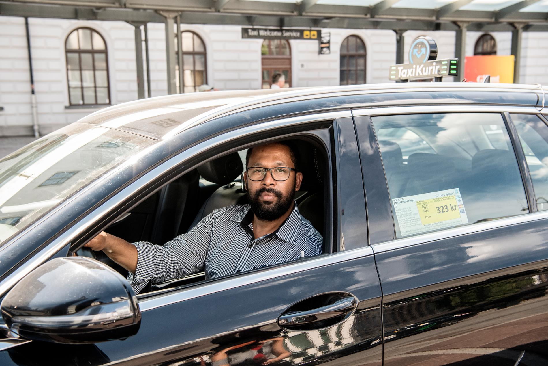 Taxichaufförer är den mest coronautsatta yrkesgruppen. Här är taxichauffören Mohammed Barar. 