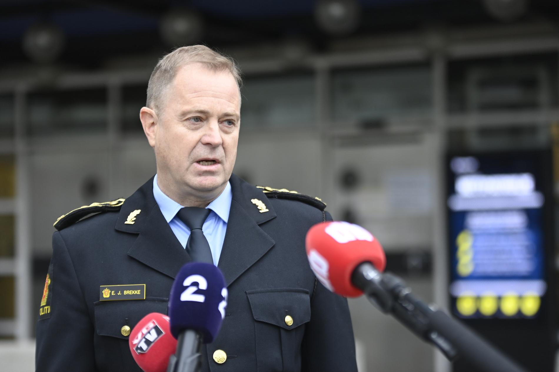 Polisinspektör Egil Brekke håller en pressträff om nattens händelser i Oslo.