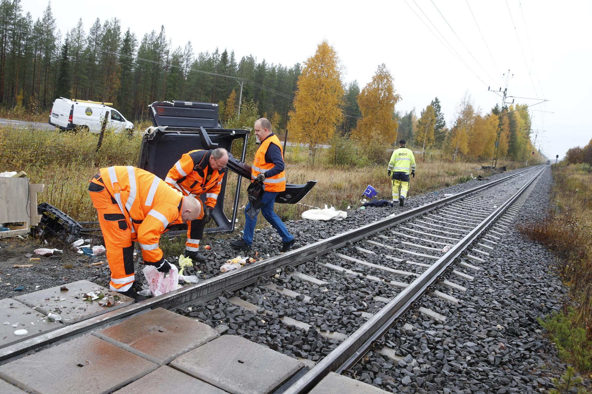 Två personer omkom när ett tåg krockade med en personbil vid en obevakad järnvägsövergång norr om Boden.
