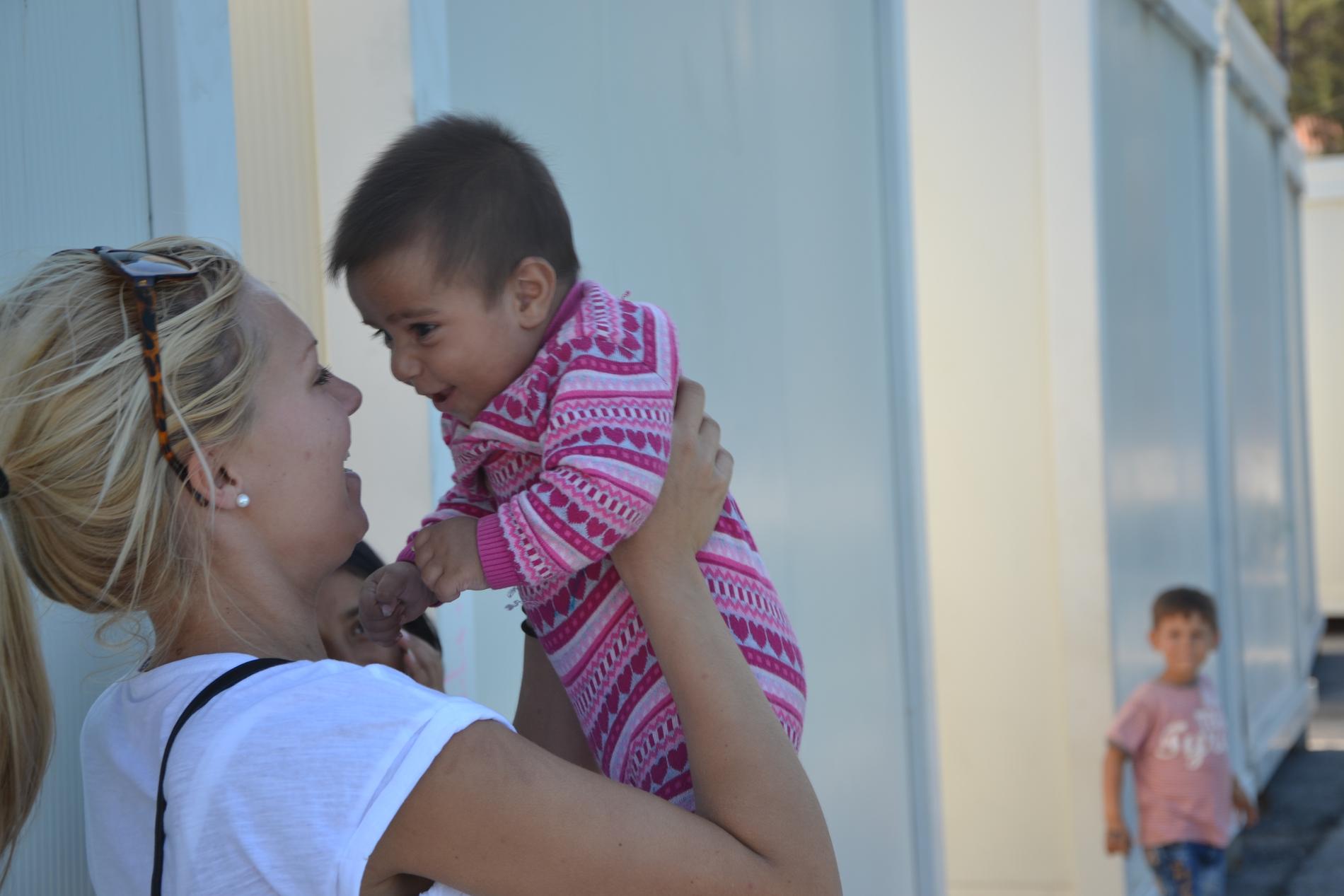 "Vi gjorde allt vi kunde för att barnen skulle vara glada" berättar Cecilia Larssén, här med en sexmånader gammal pojke.