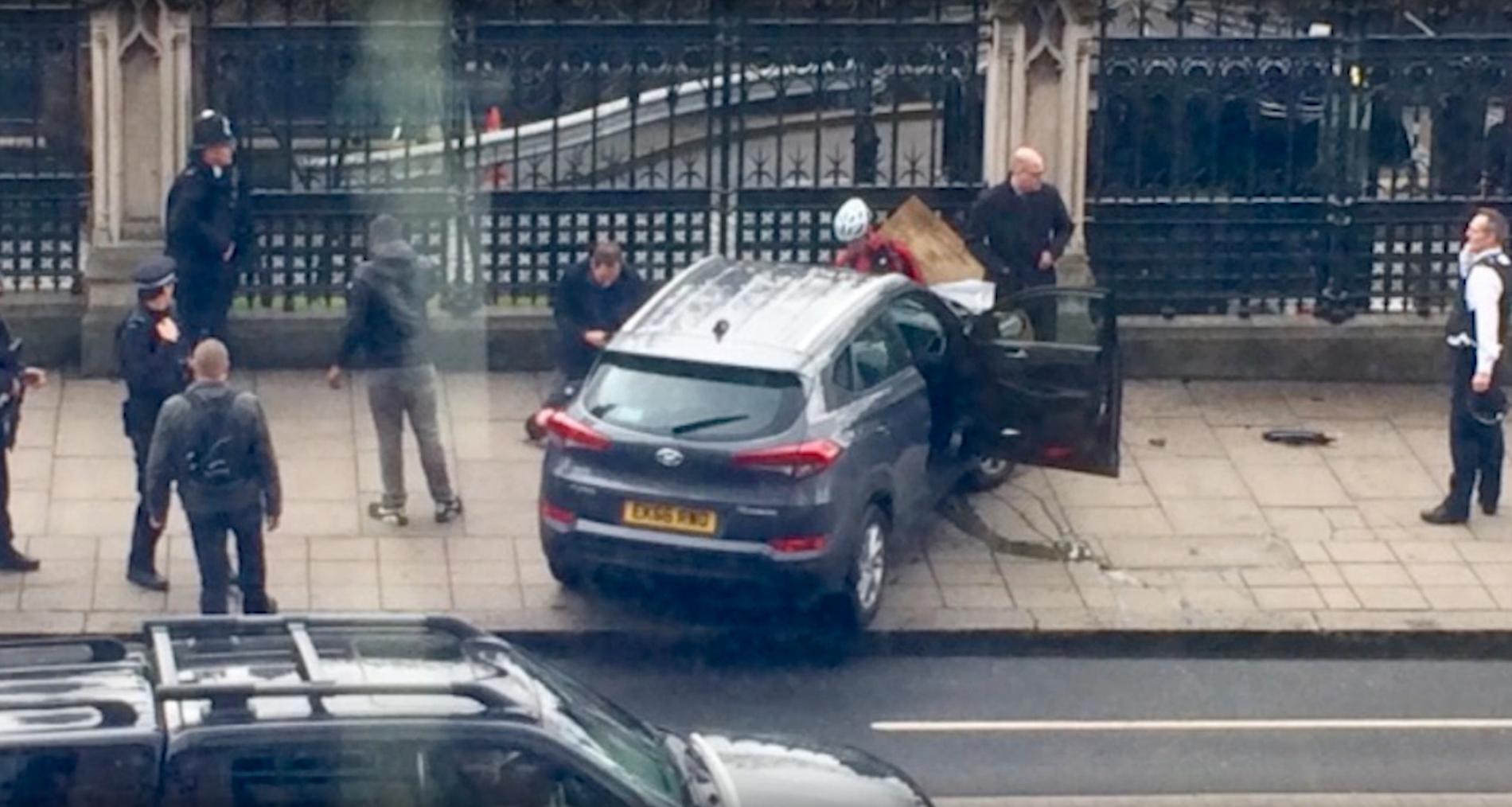 Gärningsmannens bil utanför parlamentet.