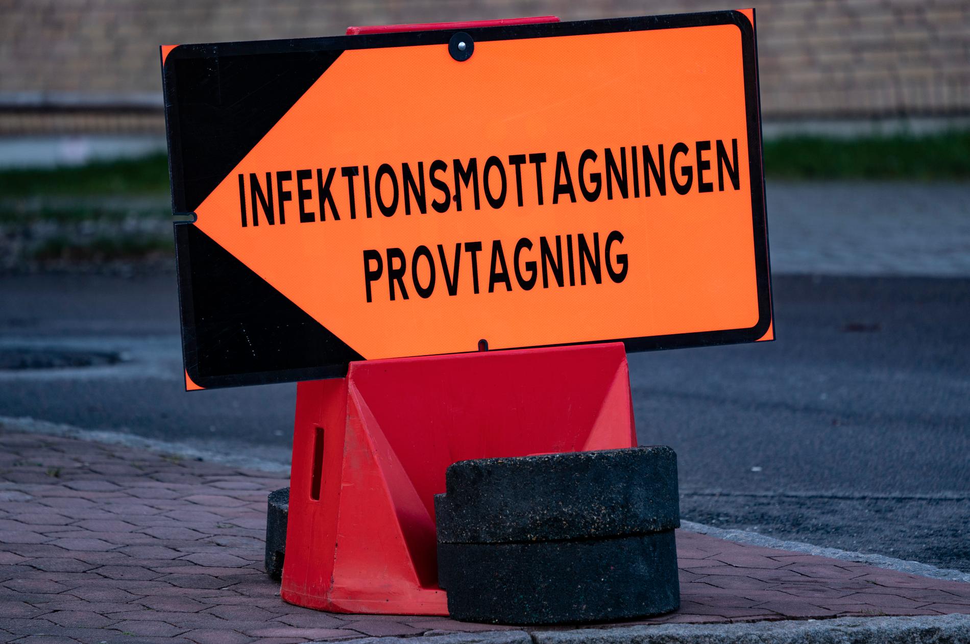 Skyltar visar vägen till infektionsmottagningen. Utanför infektionsmottagningen på Skånes universitetssjukhus i Malmö finns numera ett tält för att kunna testa personer för covid-19 virus. Arkivbild.