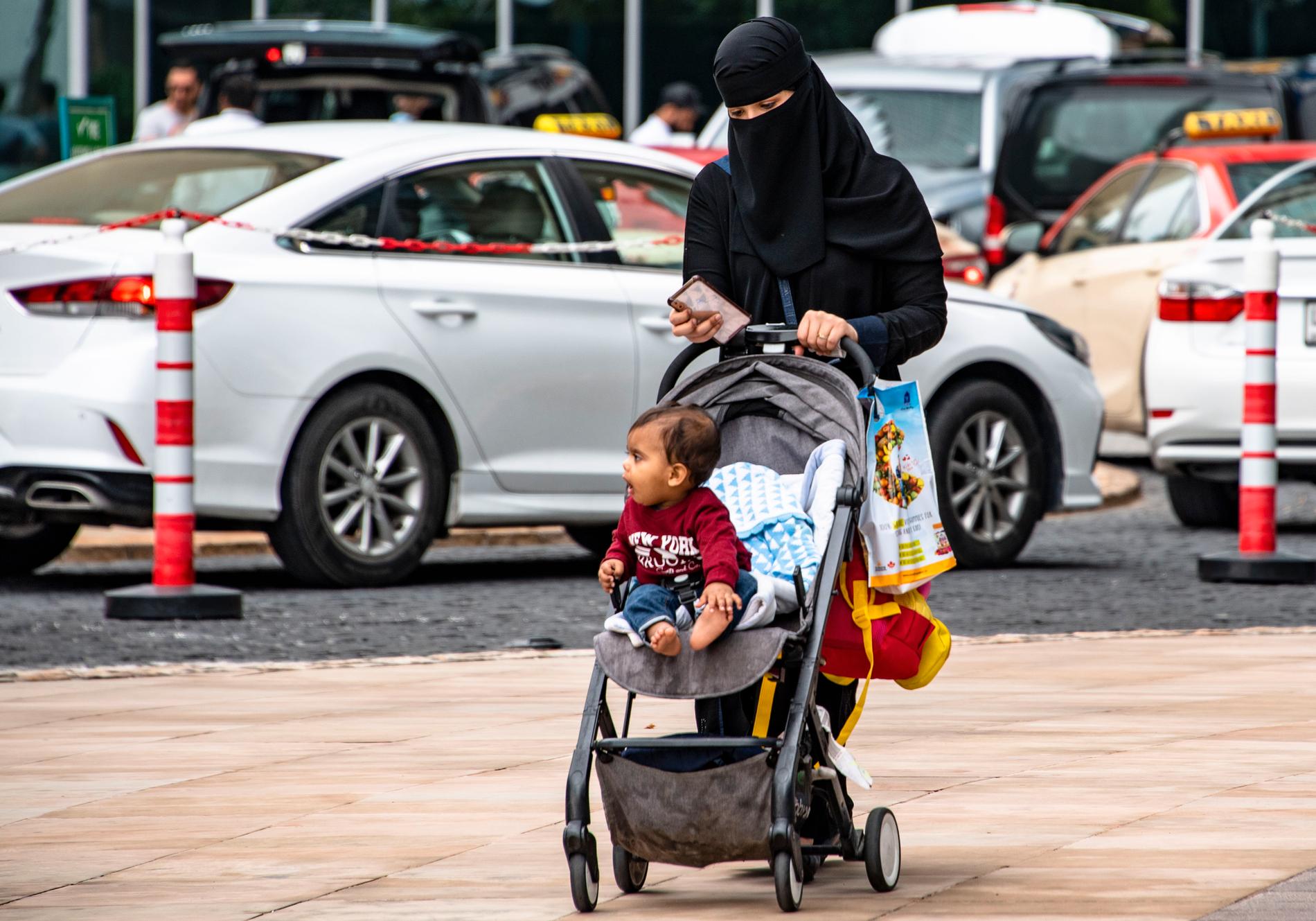 En kvinna med barnvagn i Dubai.