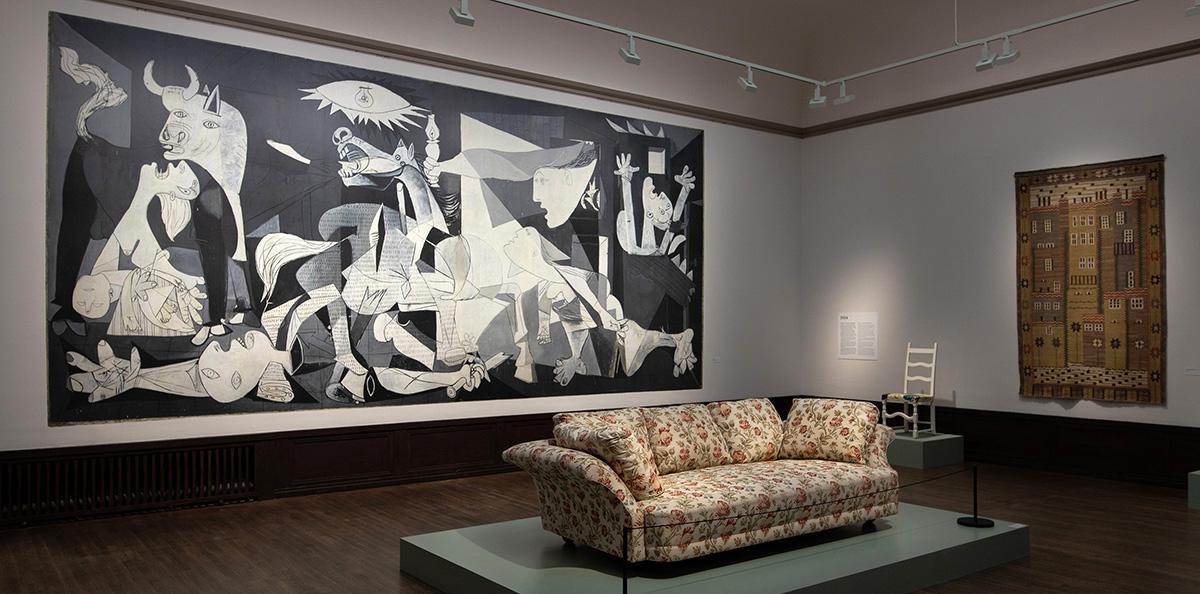 Josef Francks Liljevalchssoffa från 1934 framför Picassos ”Guernica”, som visades på konsthallen 1938, och en matta av Märta Måås-Fjetterström.