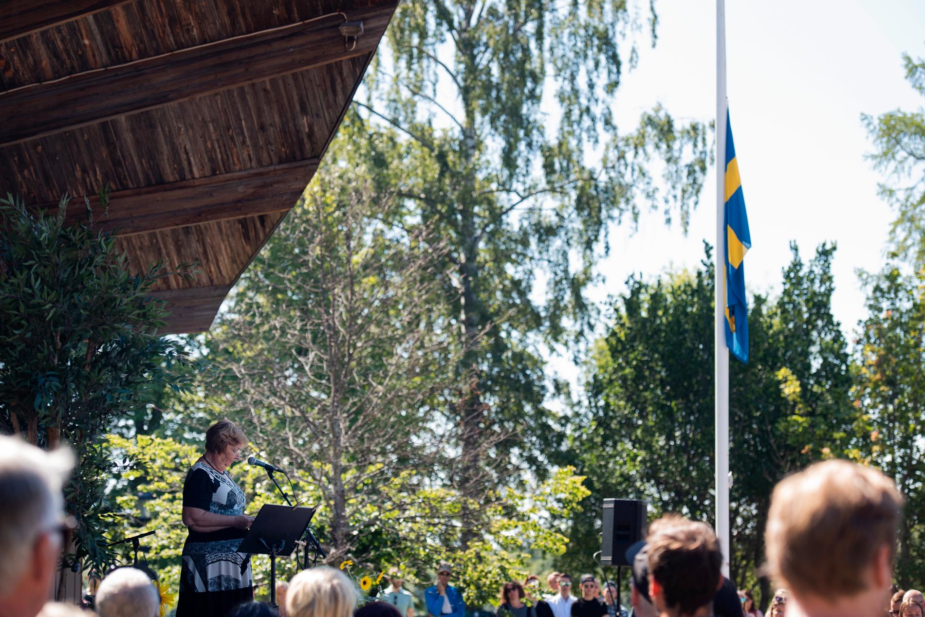 Landshövding Magdalena Andersson håller ett tal under en minnesceremoni.