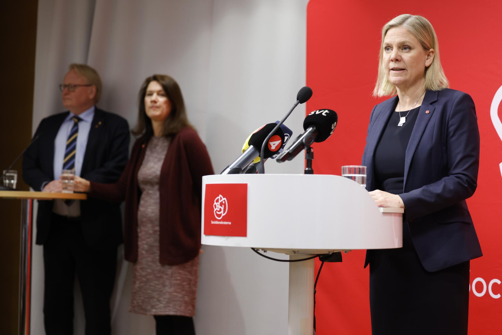 Statsminister Magdalena Andersson (S) motiverar det historiska S-beskedet om ja till Nato i partihögkvarteret på Sveavägen i Stockholm.