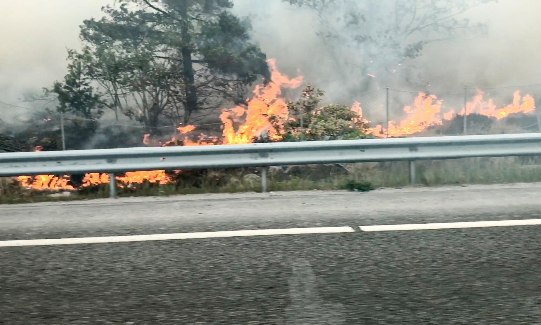 Skogsbranden i Svindersvik tvingade fram trafikavspärrningar längs Värmdövägen.
