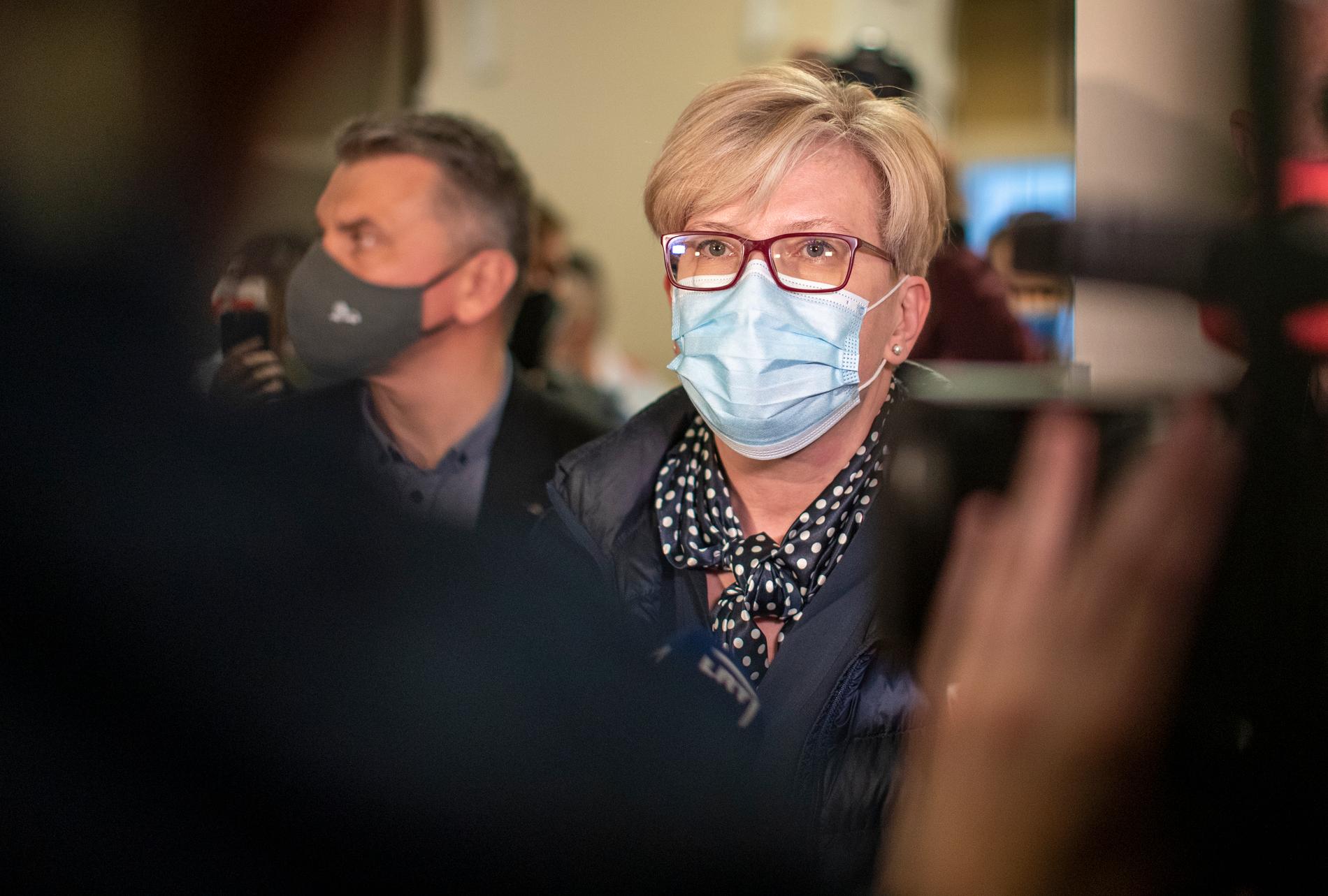 Litauens premiärminister Ingrida Simonyte på Vilnius flygplats under söndagskvällen, där hon träffat flera av dem som var ombord det omdirigerade flygplanet.