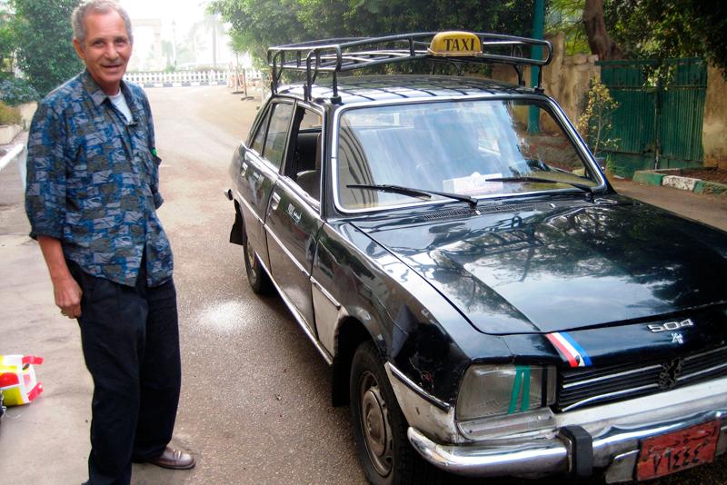 Ahmed, taxiföraren i Kairo, med sin Peugeot 504.