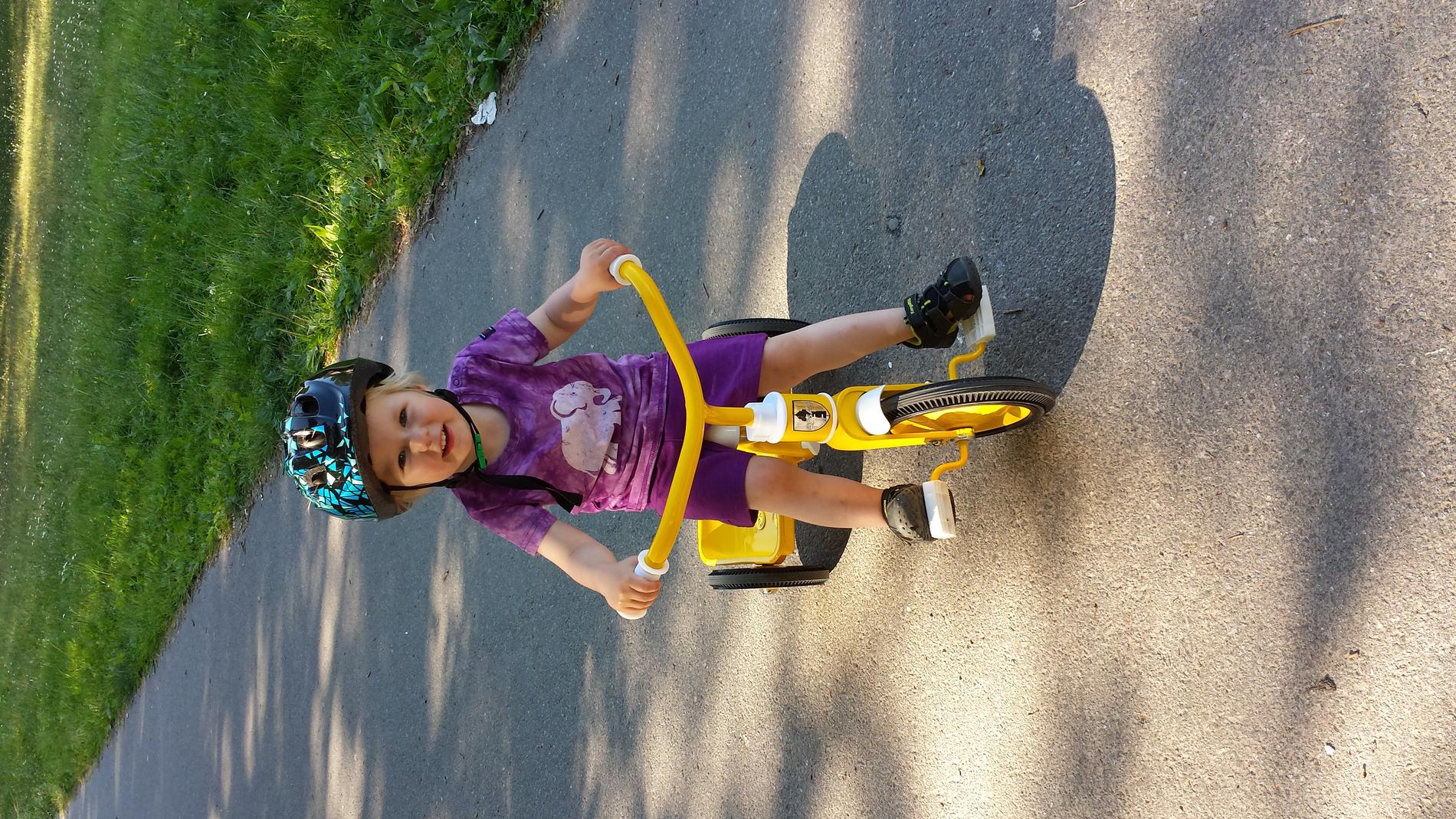Den gula cykeln är Felix favorit denna sommar!