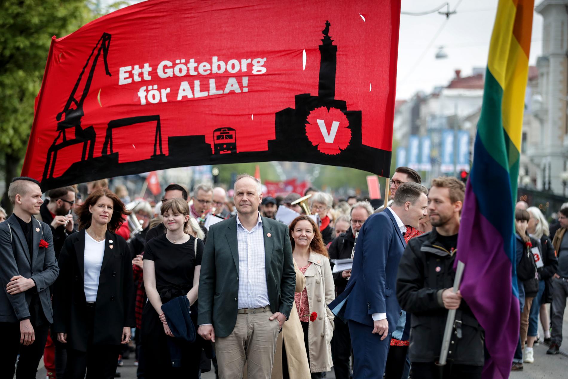 Vänsterledaren Jonas Sjöstedt i spetsen för partiets förstamajtåg i Göteborg. Sjöstedt hotade med att inte backa för ett nyval, om regeringen lägger förslag till riksdagen om marknadshyror och sämre anställningstrygghet.