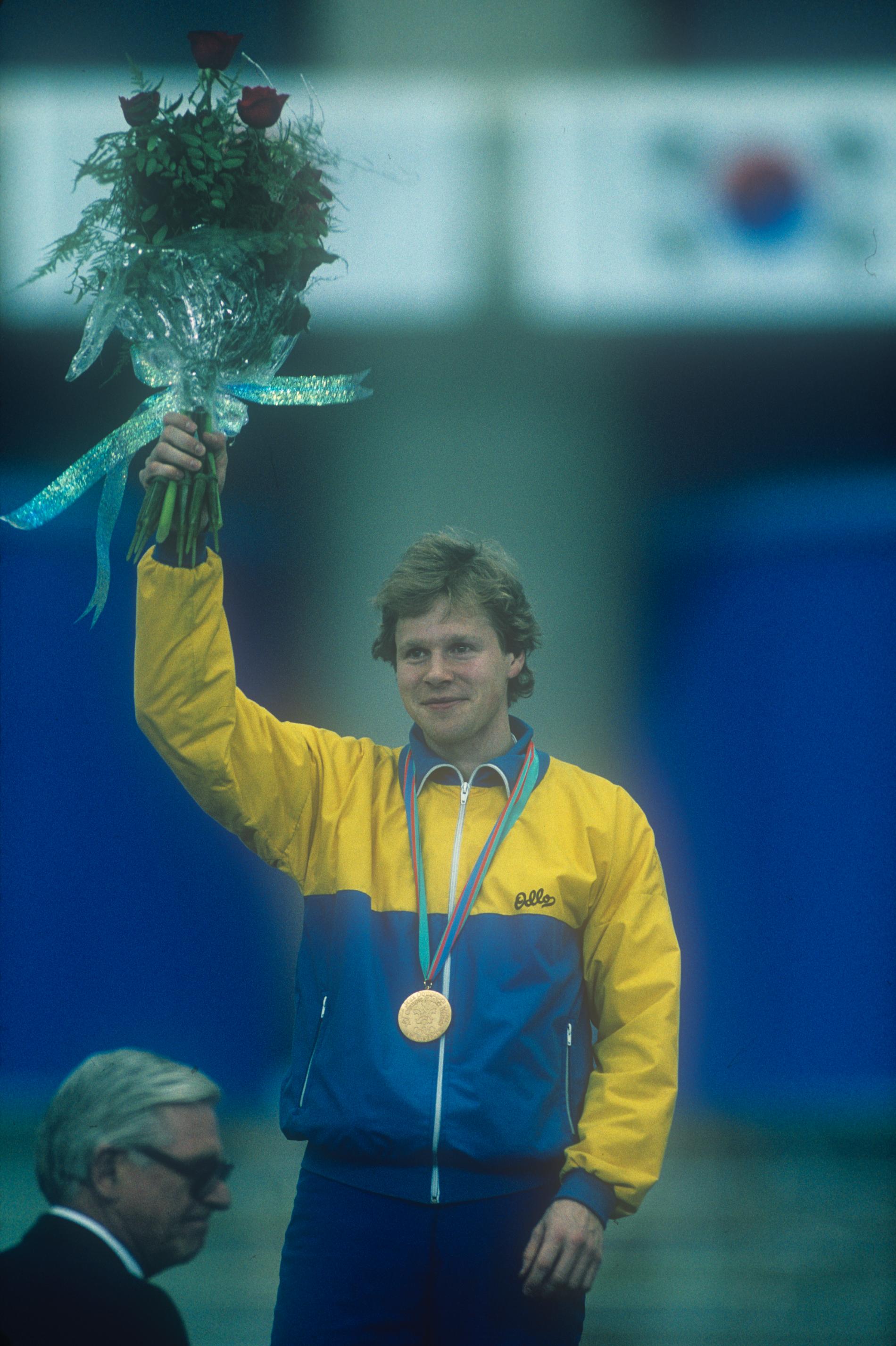 Tomas Gustafson när han tog emot sin guldmedalj vid OS i Calgary 1988