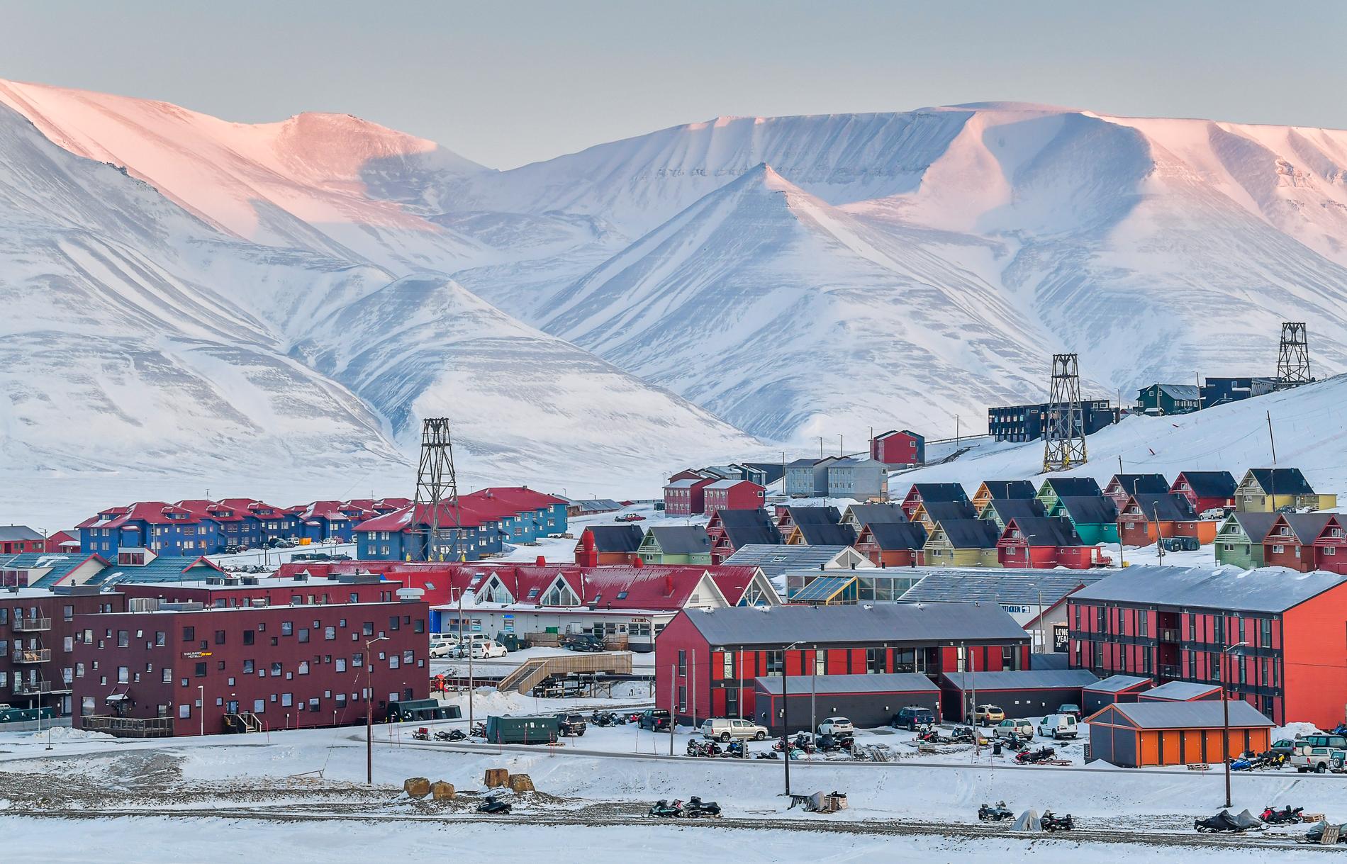 Longyearbyen ligger på ön Spetsbergen i Arktis. Inga utländska besökare är välkomna på grund av coronaviruset.