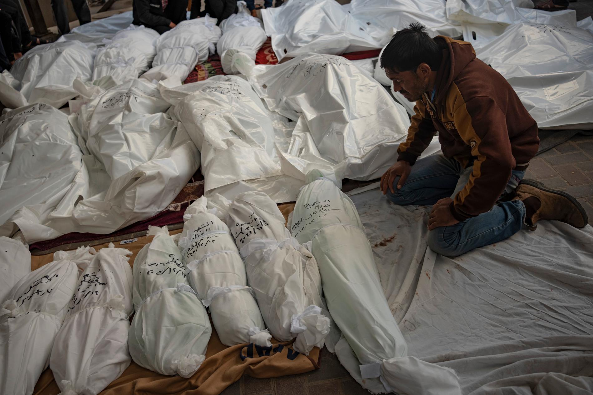 Döda kroppar i vita säckar på sjukhuset i Rafah i mitten av december. 