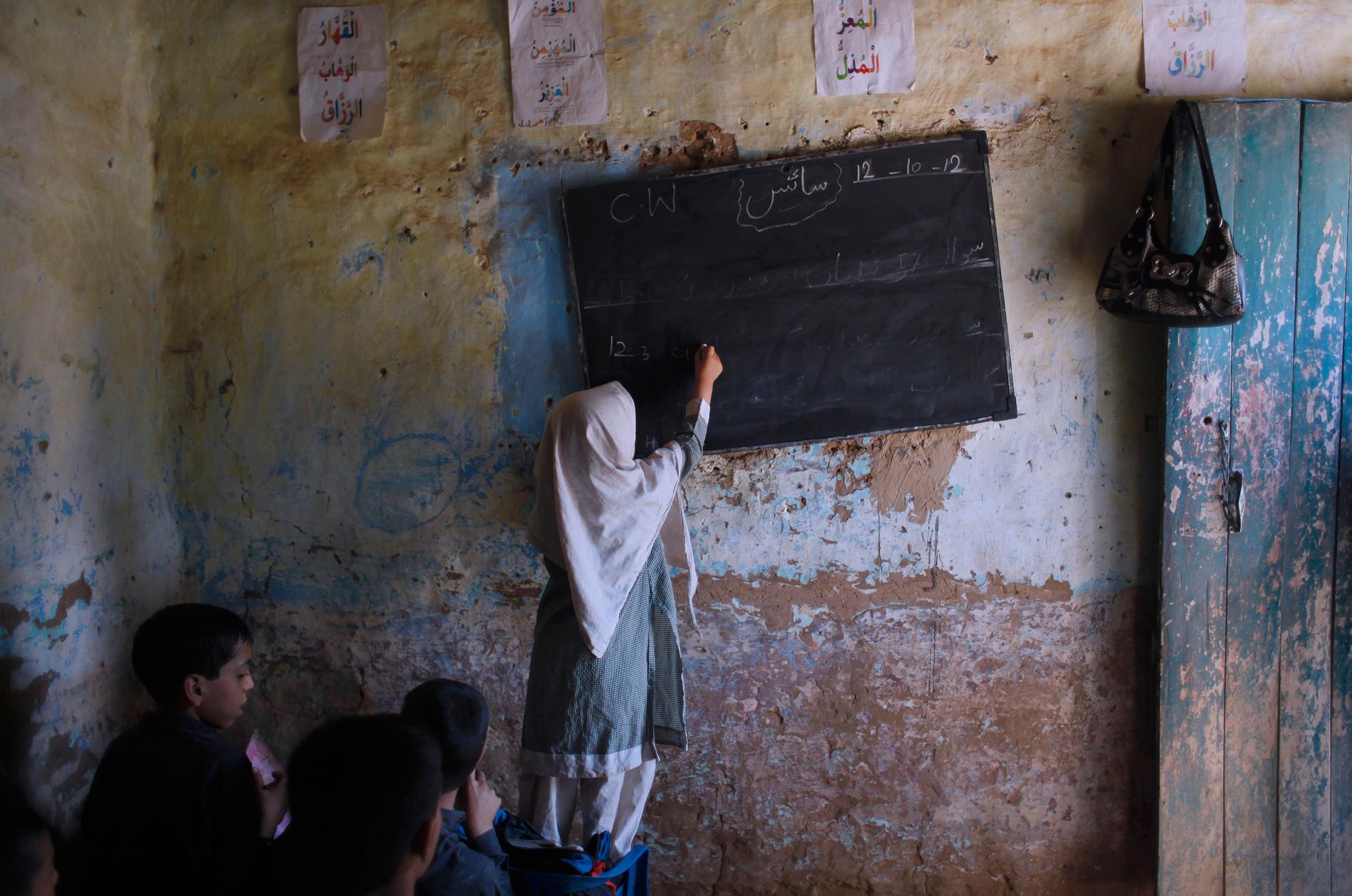 En flicka i Pakistan får undervisning. Över 250 miljoner barn i världen saknade under 2018 tillgång till skolor. Arkivbild.