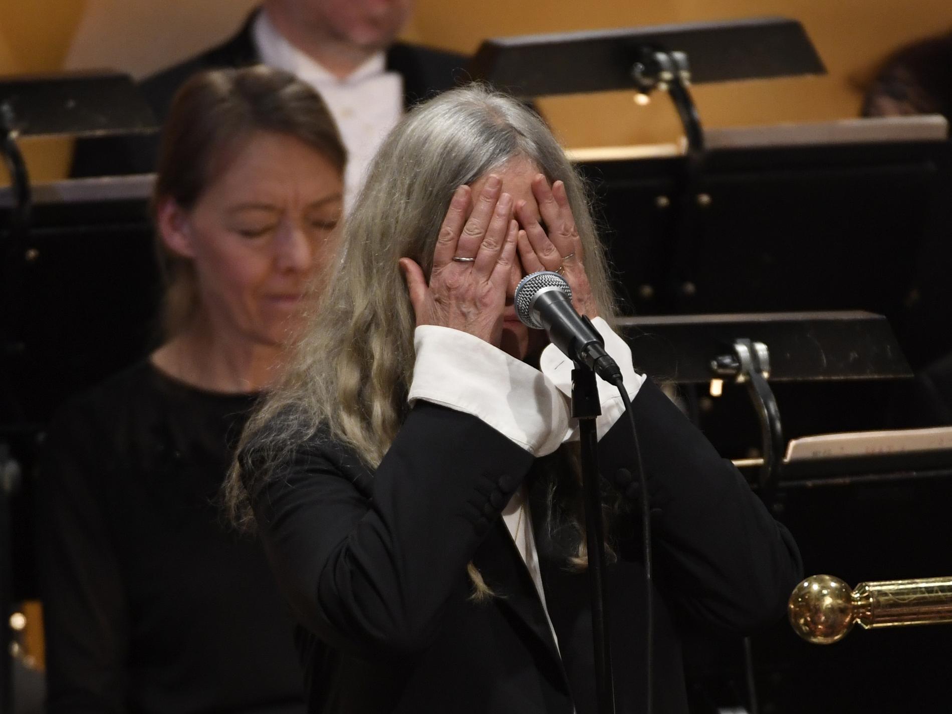 Sångerskan Patti Smith framför "A Hard Rain's a-Gonna Fall" av 2016 års Nobelpristagare i litteratur Bob Dylan i Konserthuset i Stockholm i samband med Nobelprisutdelningen. Arkivbild.