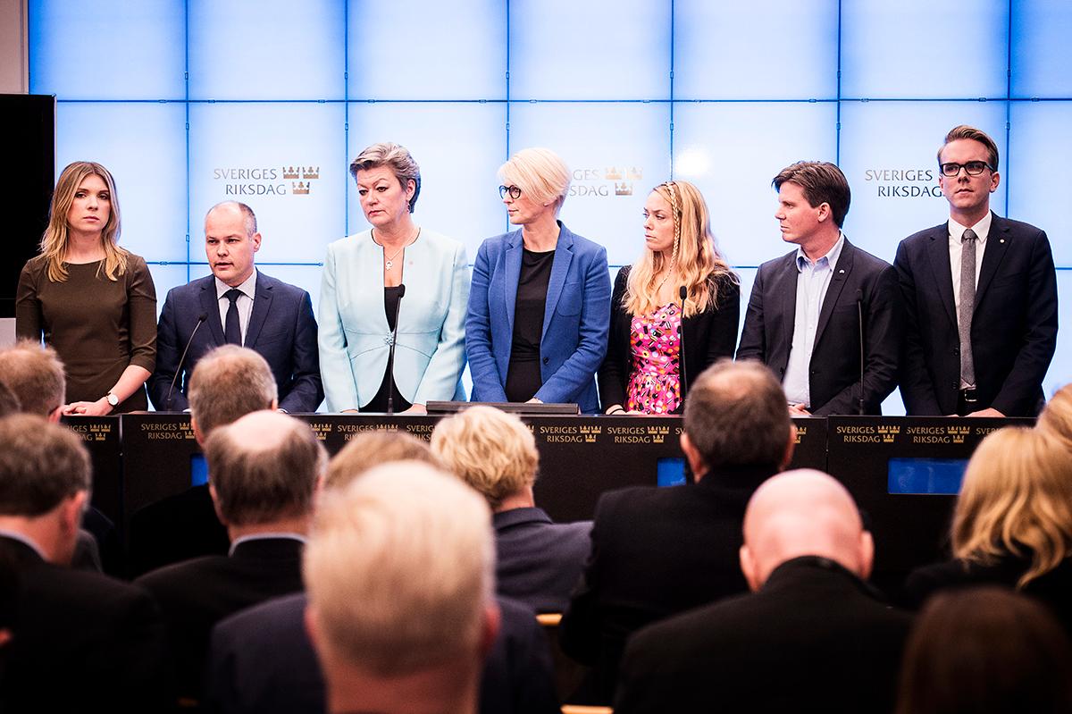 Magda Rasmusson (MP), Morgan Johansson (S) justitieminister, Ylva Johansson (S), Elisabeth Svantesson, politiker (M) Sverige, Johanna Jönsson (C), Erik Ullenhag (FP) och Andreas Carlson (KD) vid presskonferens om migrationsöverenskommelsen tidigare i november.