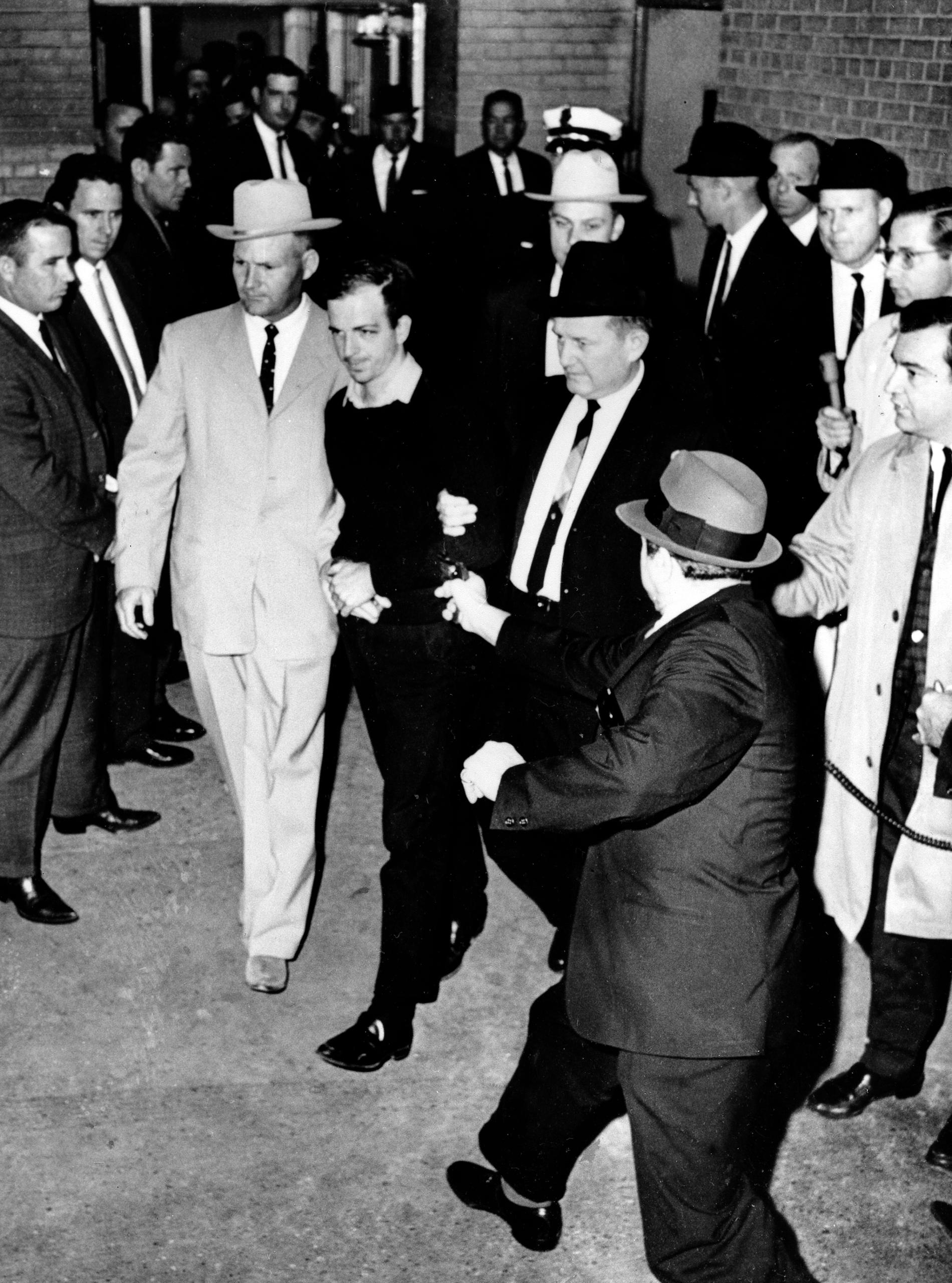 Lee Harvey Oswald skjuts av nattklubbsägaren Jack Ruby i polishuset i Dallas. 